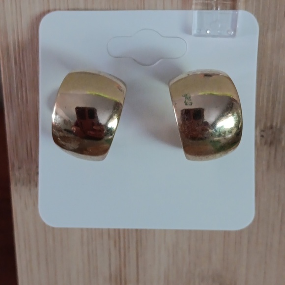 Collection of 10 sets of Gold Tone Post Earrings - Picture 11 of 13